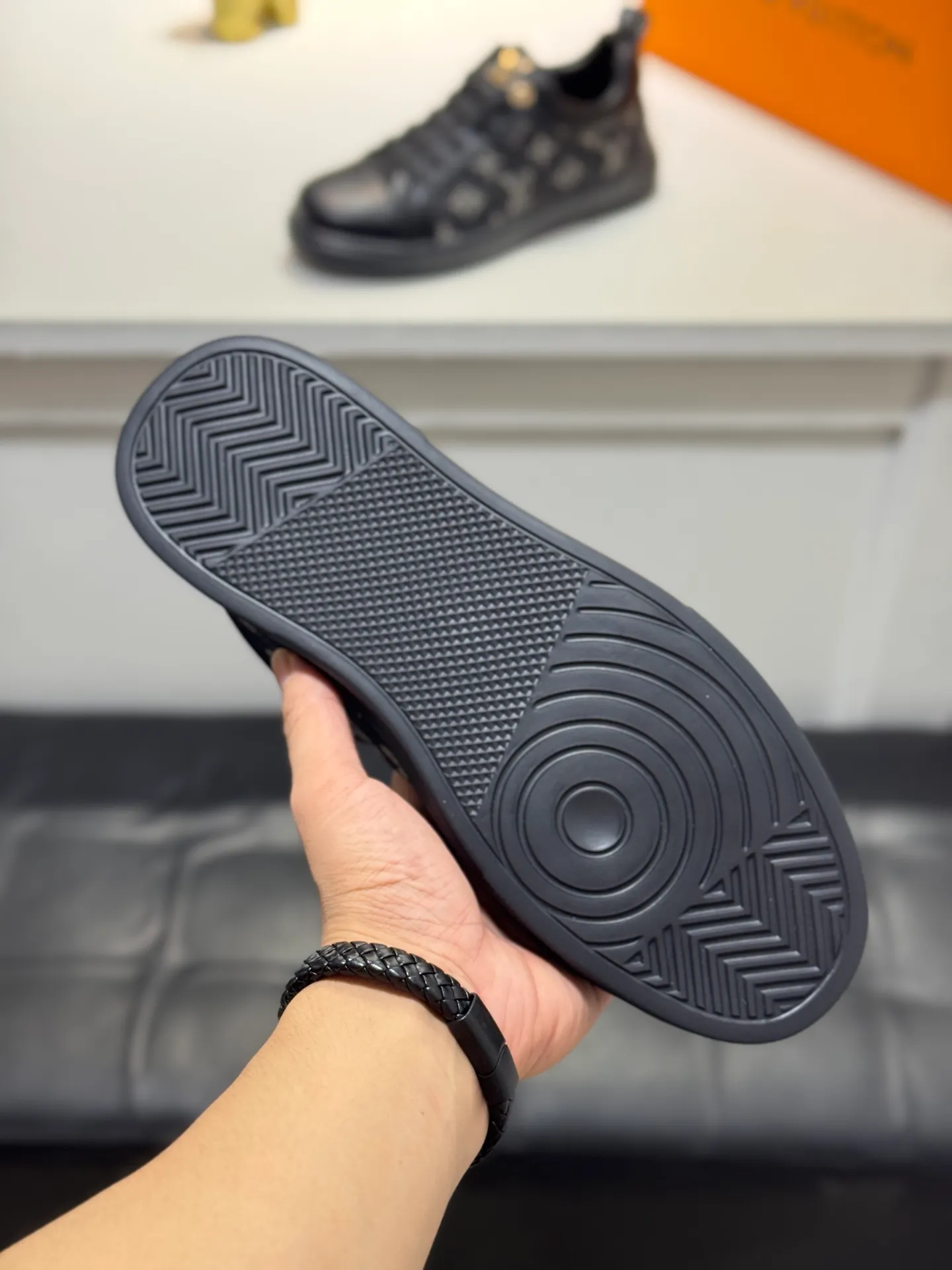 Men's shoes 💰400 [New model] 🌂🌂 Top quality original Louis Vuitton®️ Trendy and fashionable yet low-key men's casual shoes, LV cowhide embossed upper, comfortable and breathable, mesh lining, original rubber outsole, 2 colors available ~ a must-have for stylish men. Size: 38-44 (45 customized